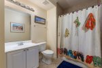 Hall Bathroom w/Tub & Shower Combo